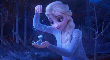 Cena de Frozen 2 que mostra Elsa e seu novo mascote, que é conhecido como Bruni - Disney