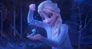 Cena de Frozen 2 que mostra Elsa e seu novo mascote, que é conhecido como Bruni - Disney