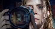 Amy Adams em cena de "A Mulher na Janela", que estreia na Netflix em 14 de maio - Reprodução/Netflix