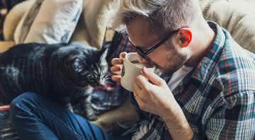 Homem ao lado de um gato - Pixabay