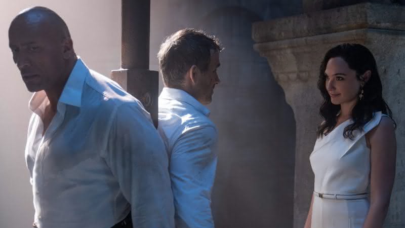 Dwayne Johnson e Ryan Reynolds se unem para capturar Gal Gadot em trailer oficial de "Alerta Vermelho" - Divulgação/Netflix