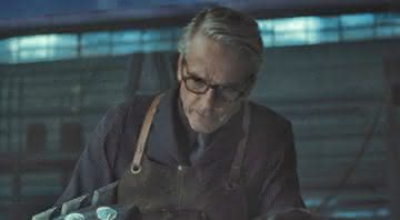 Alfred (Jeremy Irons) em nova imagem da versão de diretor de Liga da Justiça - Zack Snyder/Vero