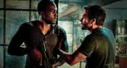Yahya Abdul-Mateen II e Jake Gyllenhaal interpretam irmãos no thriller de ação - Divulgação/Universal Pictures