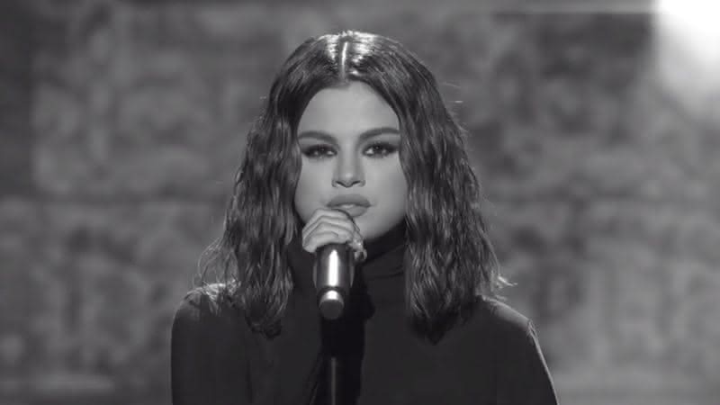 Selena Gomez se apresentando no American Music Awards - ABC