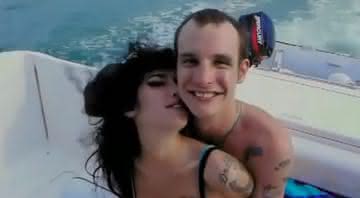 Amy Winehouse e Blake Fielder-Civil em passeio de barco - Youtube