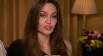 Angelina Jolie em entrevista para o ExtraTv - Youtube