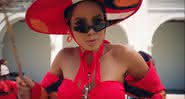 Anitta com o figurino do leilão em clipe de "Me Gusta" - Divulgação/Warner Music
