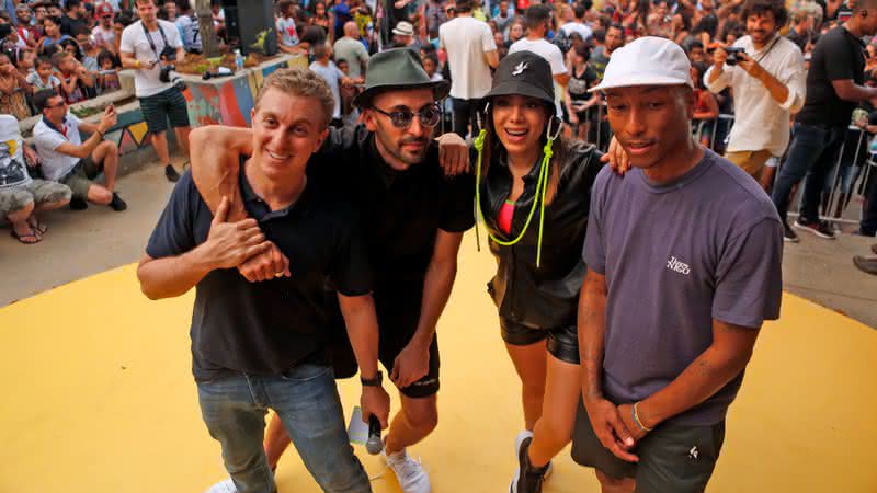 Luciano Huck, JR, Anitta e Pharrel Williams no Morro da Providência - Gshow/Fabiano Battaglin