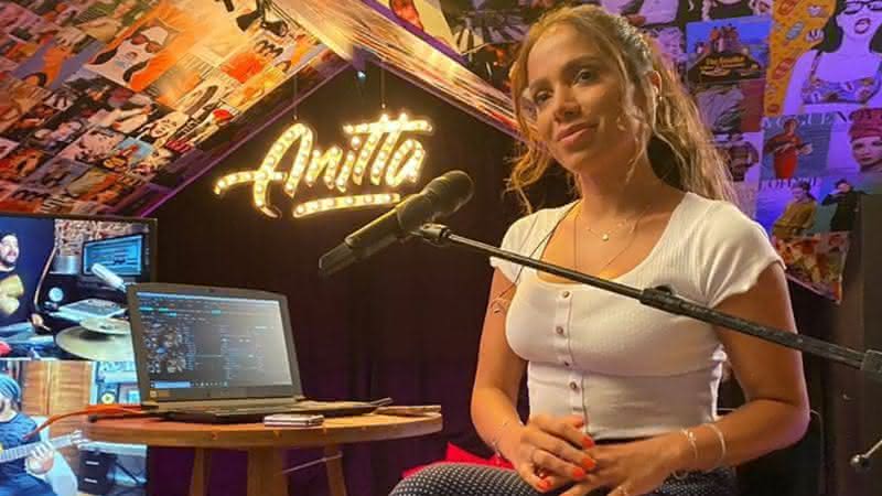 Anitta no programa Anitta Dentro da Casinha - Instagran