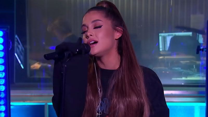 Ariana Grande em apresentação para o BBC Live Lounge - YouTube