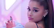 Ariana Grande no comercial de seu perfume - Reprodução/YouTube