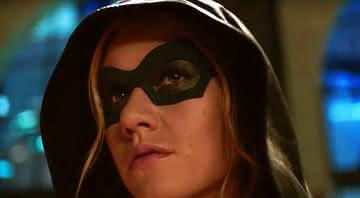 Mia Smoak (Katherine McNamara) como o Arqueiro Verde em nova prévia de Arrow - YouTube/CW