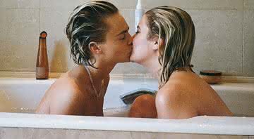 Cara Delevingne e Ashley Benson em beijão na banheira em clique nas redes sociais - Instagram