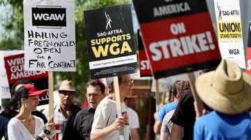 Falta de acordo entre órgãos representantes pode levar atores e roteiristas estadunidenses à primeira greve em mais de 60 anos - Getty Images