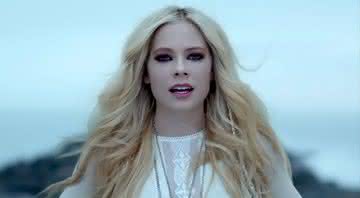 Avril Lavigne no clipe de Head Above Water - Reprodução/YouTube