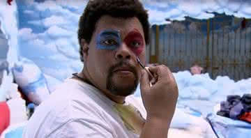 Babu faz maquiagem divertida - Globo