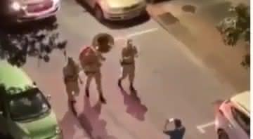 Cena dos policiais cantando tocando Stand By Me nas ruas de Florianópolis - Instagram