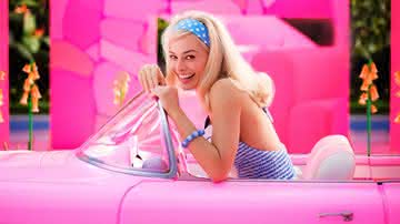 Margot Robbie caracterizada como Barbie - Divulgação/Warner Bros.