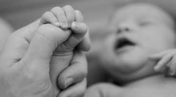 Recém-nascido foi registrado segurando o DIU da mãe e viralizou nas redes sociais - Jeff Allen/Pixabay