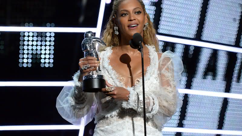 Júlia Andrade - Beyoncé recebe o prêmio de Vídeo do Ano por Formation em 2016. Crédito: Jeff Kravitz/GettyImages