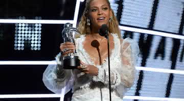 Júlia Andrade - Beyoncé recebe o prêmio de Vídeo do Ano por Formation em 2016. Crédito: Jeff Kravitz/GettyImages