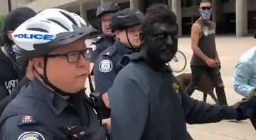 Homem sendo preso durante protesto - Twitter