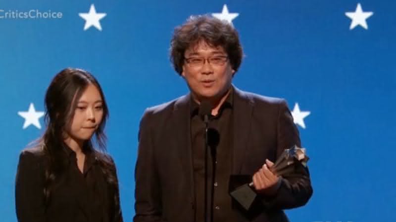 Bong Joon-Ho aceita prêmio de Melhor Direção no Critics' Choice Awards por Parasita - TNT