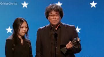 Bong Joon-Ho aceita prêmio de Melhor Direção no Critics' Choice Awards por Parasita - TNT