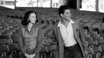 Bradley Cooper surge irreconhecível como o compositor Leonard Bernstein em imagens de "Maestro" - Divulgação/Netflix