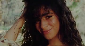 Camila Cabello no vídeo. Crédito: Reprodução/YouTube