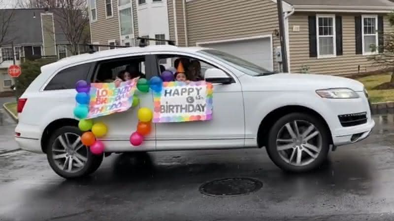 Cena de automóvel em carreata de amigos para aniversário de  Lorenzo - Instagram