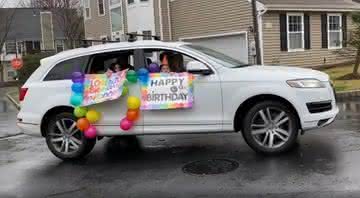Cena de automóvel em carreata de amigos para aniversário de  Lorenzo - Instagram
