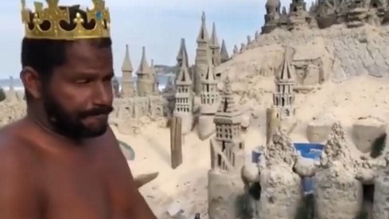Márcio e seu castelo de areia na Barra da Tijuca, no Rio de Janeiro - Instagram