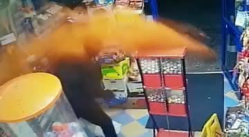 Comerciante lança pó de pimenta em ladrão armado - Twitter