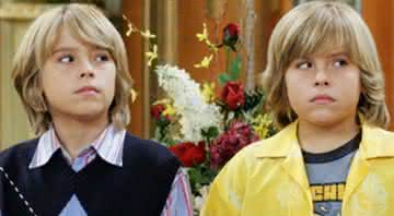 Ao lado do irmão Dylan, Cole Sprouse ficou conhecido após protagonizar a série Zack & Cody: Gêmeos em Ação, da Disney - Disney