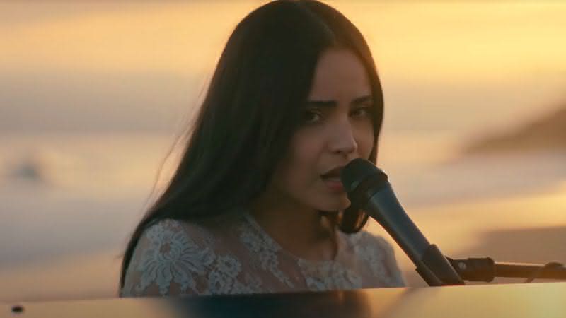 "Continência ao Amor": Sofia Carson faz apresentação surpresa na praia de "Come Back Home"; assista - Reprodução/Instagram