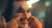 Joaquin Phoenix interpreta o Coringa no novo filme do vilão (Reprodução/DC)