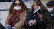 Pessoas se protegem do coronavírus com máscaras - Getty Images
