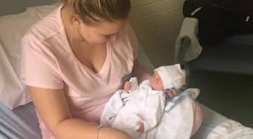 Courtney Evans, de 17 anos, ao dar à luz ao seu primeiro filho - Reprodução/Facebook