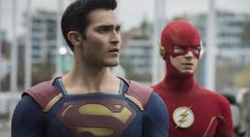 Superman e Flash em cena do crossover Crise Nas Infinitas Terras - CW