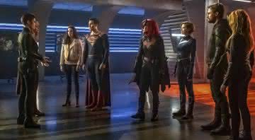 Heróis se reúnem no supercrossover Crise Nas Infinitas Terras - CW