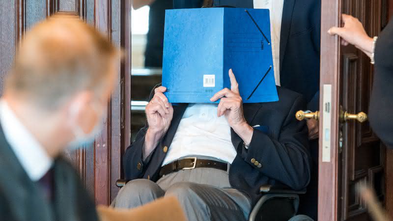 Bruno Dey, de 93 anos, ao chegar no tribunal de Hamburgo, na Alemanha - Daniel Bockwoldt - Pool/Getty Images