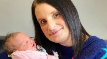 Sue Radford e a filha caçula, a 22ª bebê nascida na maior família do Reino Unido - Reprodução/The Sun