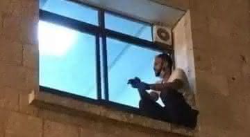 Jihad Al-Suwaiti, de 30 anos, escalava o hospital pelos canos para fazer companhia à mãe pela janela - mhdksafa/Twitter
