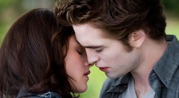 Diretora de "Crepúsculo" alertou Robert Pattinson sobre a idade de Kristen Stewart após primeiro beijo em audição - Divulgação/Paris Filmes