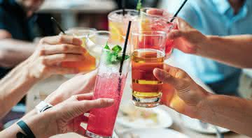 Bebida alcoólica engorda? - bridgesward por Pixabay