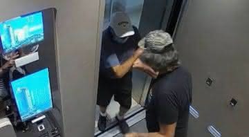 Homem em confronto com idoso no elevador - Youtube