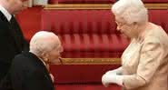 Cena do vídeo da Rainha Elizabeth II com Harry Billinge em cerimônia oficial - Instagram