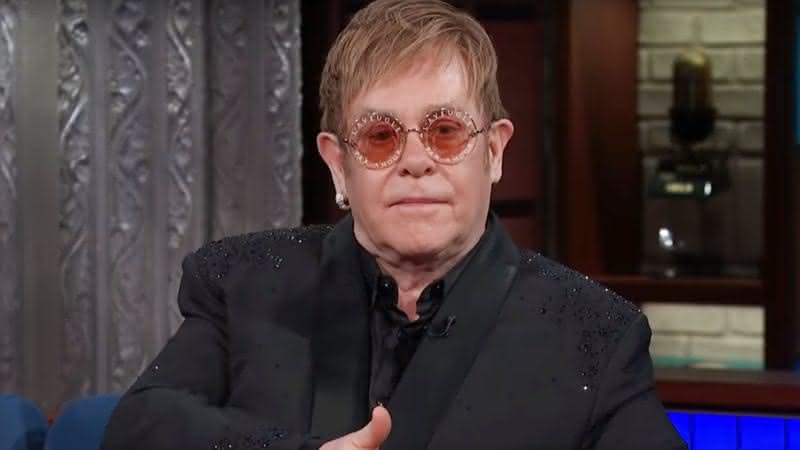 Elton John em talk show estadunidense - YouTube