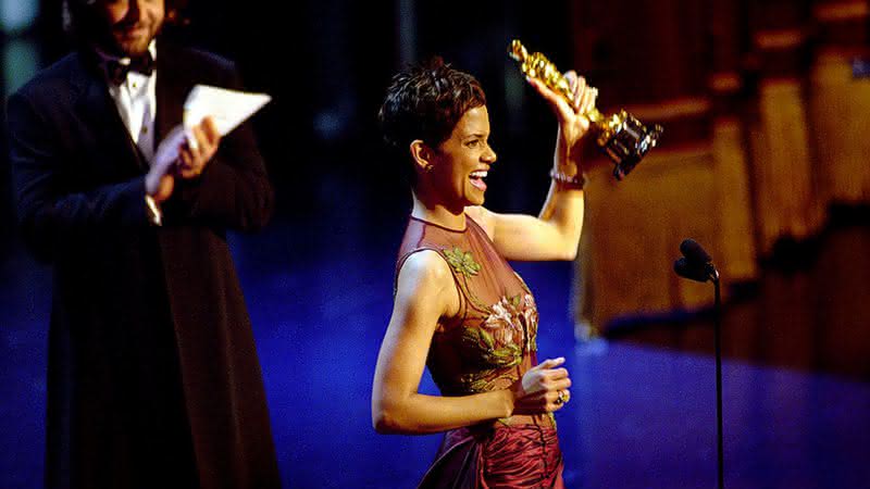 A atriz comemora a vitória do Oscar de Melhor Atriz em 2002 por "A Última Ceia" - Divulgação/Getty Images